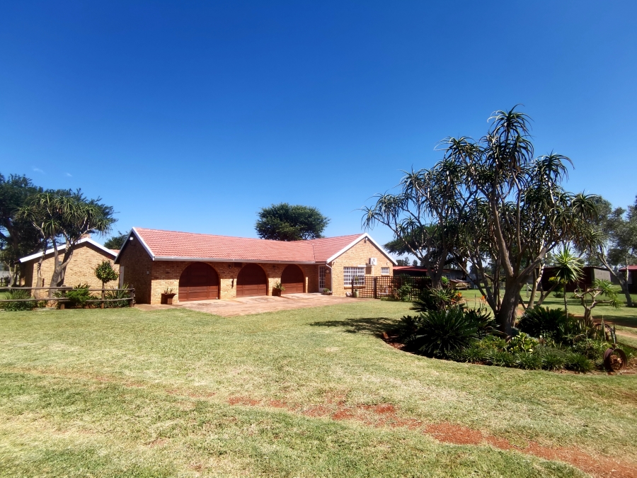 6 Bedroom Property for Sale in Modderfontein A H North West